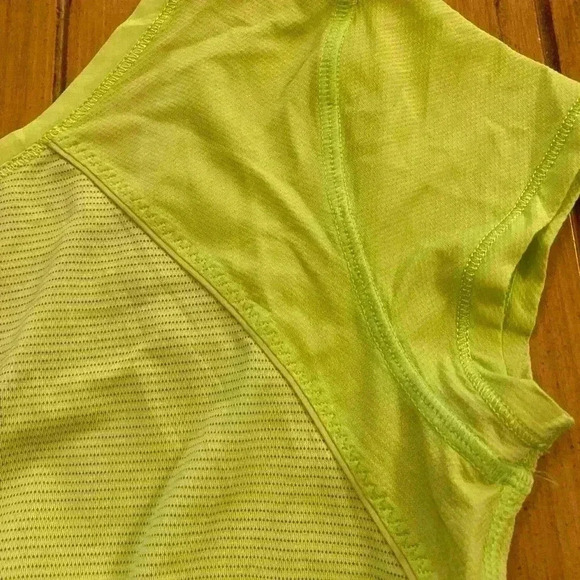 Lululemon Womens Short Sleeve Activewear Top Light Lime Green size 4 - Picture 8 of 9